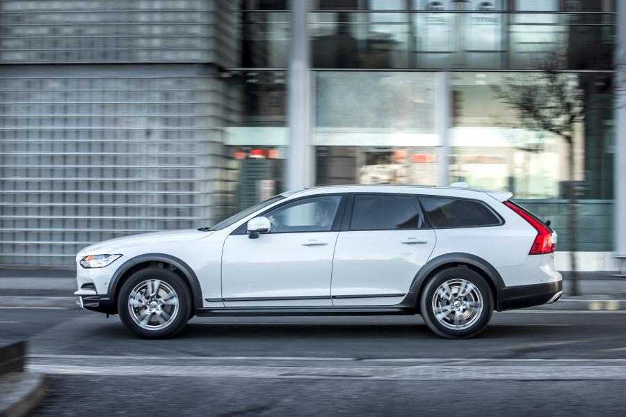 Volvo V90 D4 Cross Country 2017 года  (UK) (фото 18 из 40)